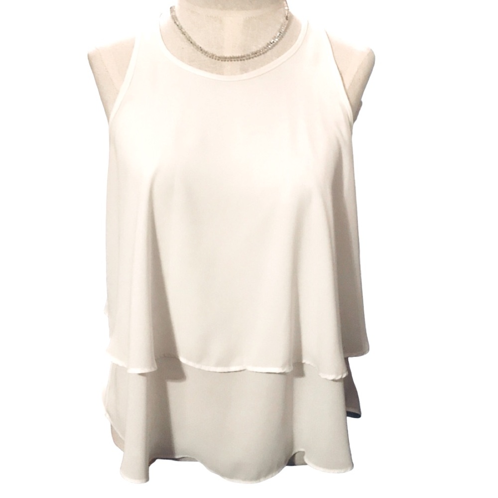 FINAL PRICE Sleeveless multi-layered
blouse. Ivory in color. Sz L